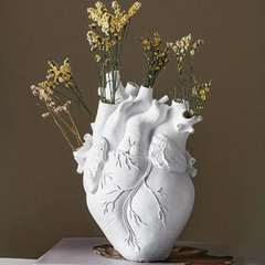 Heart-Shaped Resin Ornament – Elegant Decorative Vase