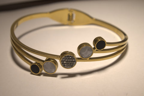 02T122504GD Chic Gold Anti Tarnish Bracelet with Geometric Circle Accents